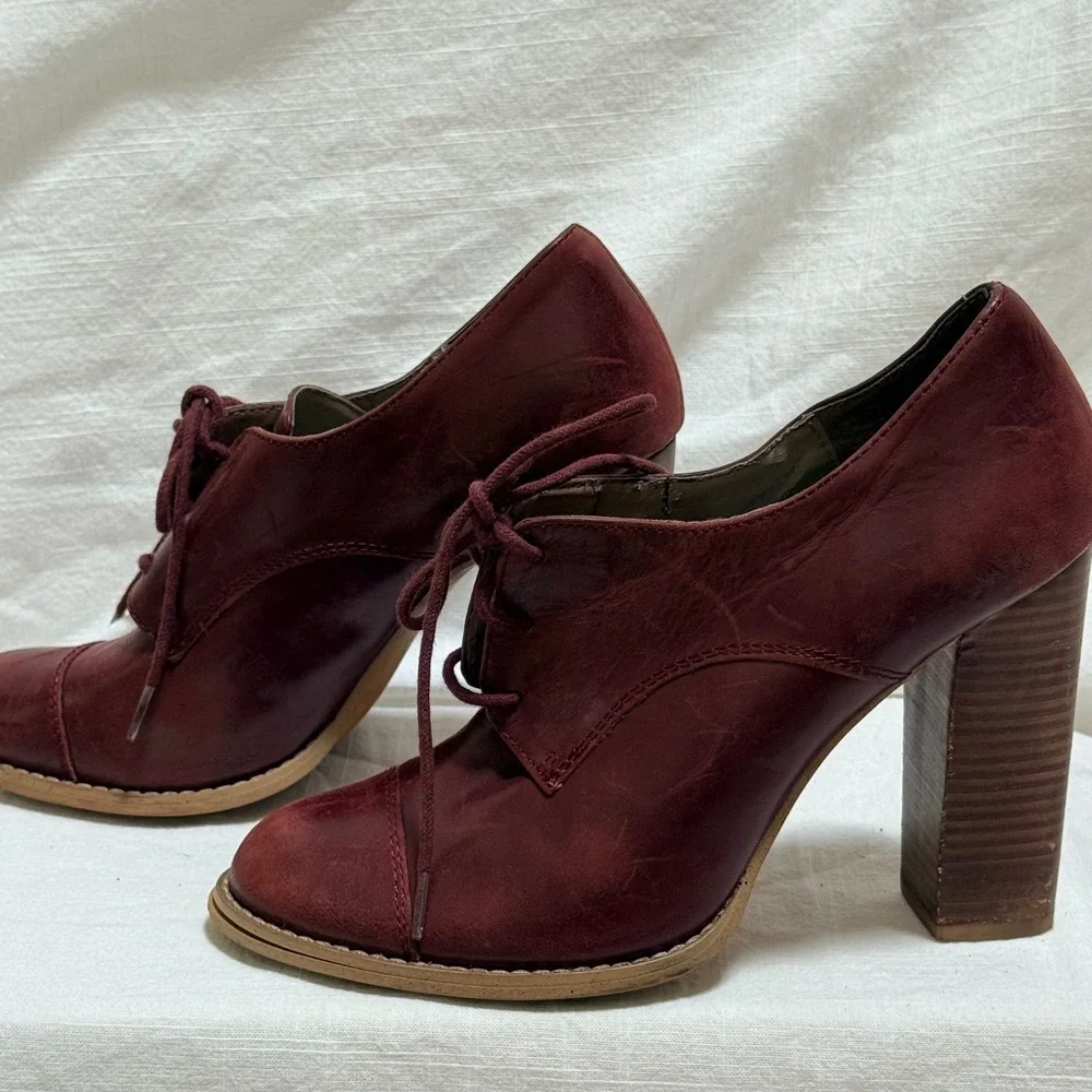 Hinge Leather Oxford Heels 8.5 Burgundy Lace Up Cap Toe Stacked Block Heel